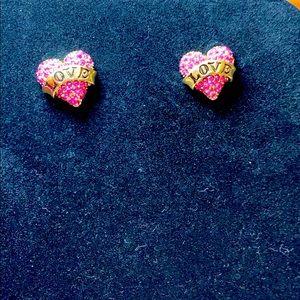 Betsey J. Lovely heart earrings. Like new! 1.5cm.
